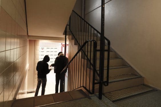 Une amende de 135 euros prévue pour les « squatteurs de halls d’immeubles »