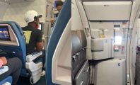 Un homme retourne un avion en essayant d'ouvrir la porte en plein vol