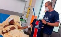 Rim'K offre des maillots du PSG à des enfants malades à l'hôpital Necker