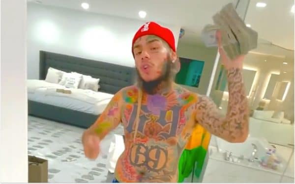 6ix9ine provoque en déclarant qu’il a réussi à compter un million de dollars en 23 minutes