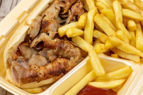Kebab : Leurs traditionnelles boîtes en polystyrène sont désormais interdites