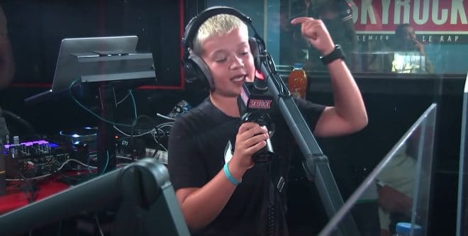 Un jeune rappeur de 12 ans lâche un freestyle bouillant en direct sur Skyrock
