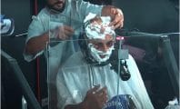 Alkpote balance un gros freestyle pendant qu'il se fait raser la barbe et le crâne