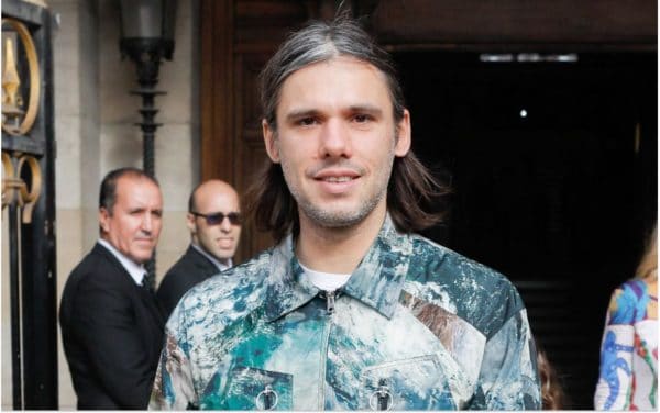 Orelsan se fait vacciner à Caen et son passage n’est pas passé inaperçu