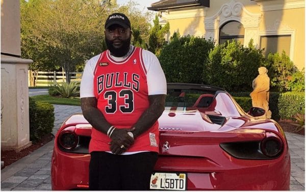 Rick Ross confie posséder plus de 100 voitures mais n’a pas le permis