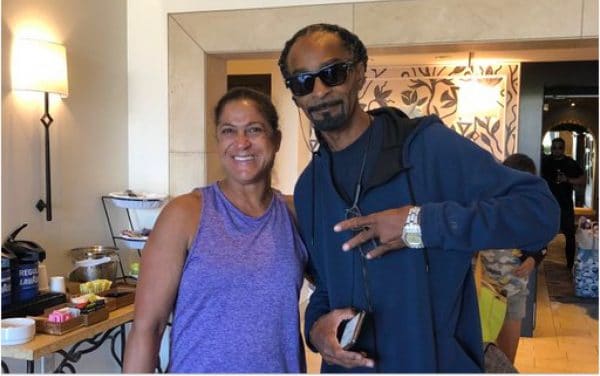 Un sosie de Snoop Dogg trompe une mère et son fils