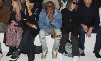 Travis Scott : un fan le supplie pour acheter les chaussures qu'il a à ses pieds