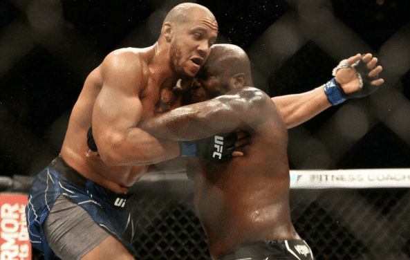 Ciryl Gane obtient la première ceinture décrochée par un Français en UFC