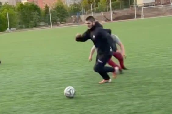 Khabib Nurmagomedov signe officiellement son premier contrat de footballeur pro