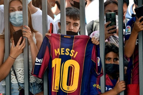 TOPSHOT - Fans outside the Camp Nou stadium where Barcelona's Argentinian forward Lionel Messi held a press conference in Barcelona on August 8, 2021. - Messi fought back tears as he began a press conference at which he confirmed he is leaving Barcelona, where he has played his entire career. (Photo by Pau BARRENA / AFP)