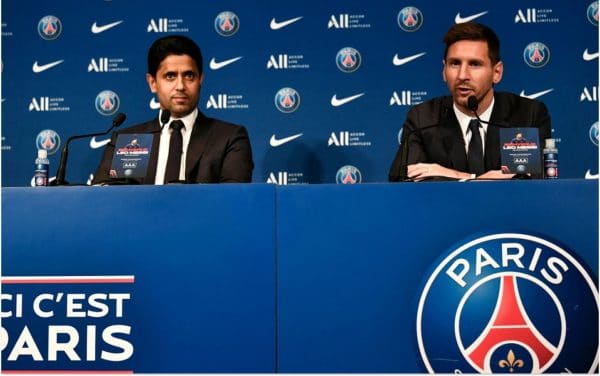 Nasser Al-Khelaïfi met un coup de pression à Kylian Mbappé devant Lionel Messi