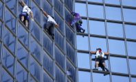 Le Spider-Man français escalade la tour Total contre le pass sanitaire