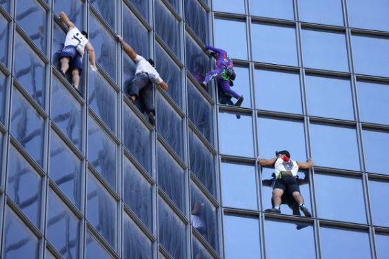 Le Spider-Man français escalade la tour Total contre le pass sanitaire