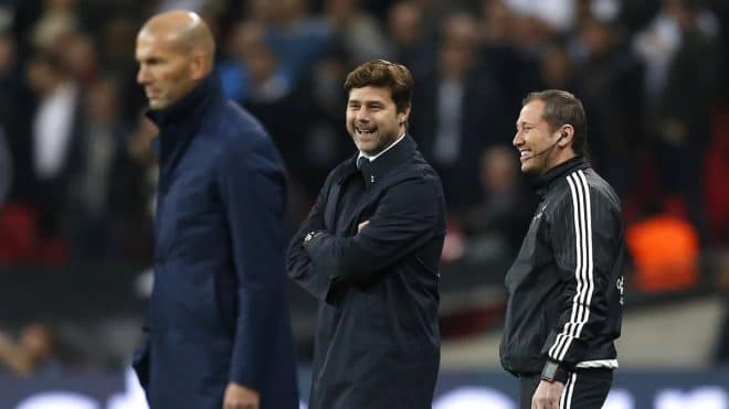 Tottenham Hotspur's Argentinian head coach Mauricio Pochettino (C) laughs by Real Madrid's French coach Zinedine Zidane (L) during the UEFA Champions League Group H football match between Tottenham Hotspur and Real Madrid at Wembley Stadium in London, on November 1, 2017. (Photo by Ian KINGTON / IKIMAGES / AFP)