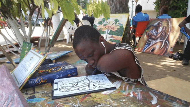 Né sans bras sans jambes, Adama Traoré s’est sorti de la rue grâce à la peinture