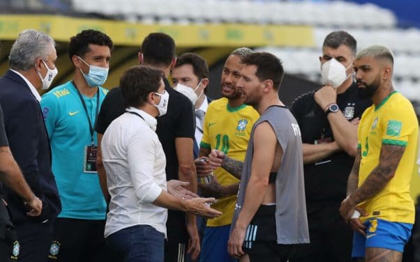 Soccer Football - World Cup - South American Qualifiers - Brazil v Argentina - Arena Corinthians, Sao Paulo, Brazil - September 5, 2021 Argentina's Lionel Messi and Brazil's Neymar are seen as play is interrupted after Brazilian health officials objected to the participation of three Argentine players they say broke quarantine rules REUTERS/Amanda Perobelli