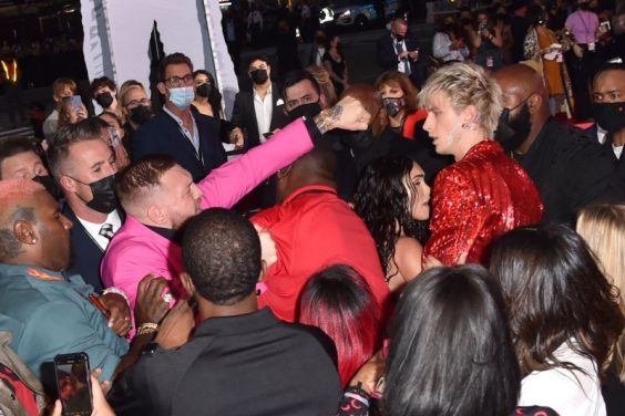 Conor McGregor a voulu en découdre avec Machine Gun Kelly aux MTV VMA