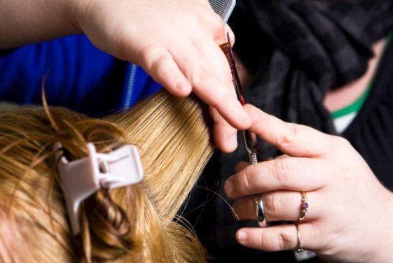 Ce salon de coiffure rate une coupe et doit verser 230 000 euros de dommages et intérêts