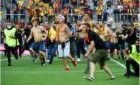 En plein match, les supporters de Lille et Lens se sont bagarrés sur la pelouse