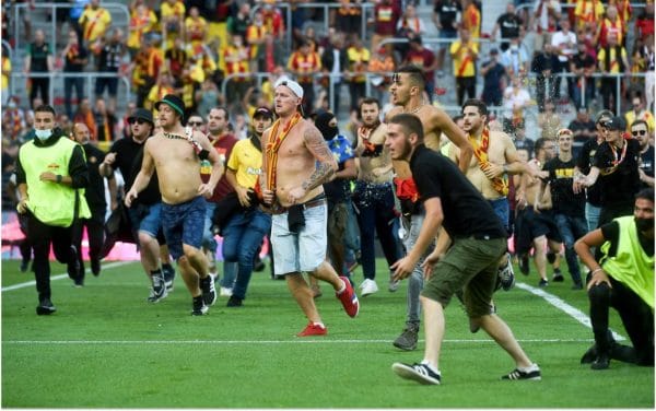 En plein match, les supporters de Lille et Lens se sont bagarrés sur la pelouse