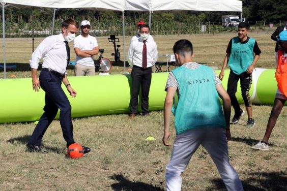 11 du Variétés Club de France : Emmanuel Macron se retrouve sur le terrain