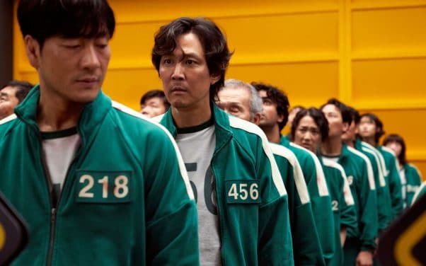 Squid Game 456 concurrents désespérés s'affrontent dans un jeu de survie mystérieux et mortel en plusieurs manches pour remporter 45,6 milliards de wons et sortir de la misère. Synopsis Des personnes ayant de toute urgence besoin d'argent reçoivent une mystérieuse invitation à participer à un jeu. Les 456 concurrents de tous horizons sont enfermés dans un lieu tenu secret et s'affrontent pour gagner 45,6 milliards de wons. Au programme : des jeux traditionnels coréens pour enfants. En cas d'échec la sentence est fatale. Qui l'emportera et quel est le véritable but du jeu ?