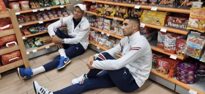 Kylian Mbappé et Achraf Hakimi posent dans un Carrefour de Trappes