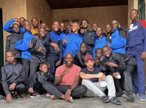 Nekfeu vient d’être aperçu en mission humanitaire auprès d’orphelins au Burundi