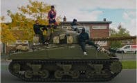 Gambi fait un retour fracassant sur un Tank pour son nouveau clip « Khedma »