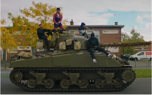 Gambi fait un retour fracassant sur un Tank pour son nouveau clip « Khedma »