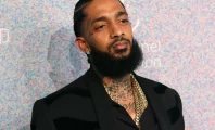 Une femme se fait tatouer le visage de Nipsey Hussle sur les fesses