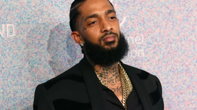 Une femme se fait tatouer le visage de Nipsey Hussle sur les fesses