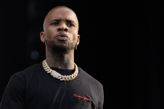 Tory Lanez calme le jeu à sa façon lors d’une bagarre survenue à son concert