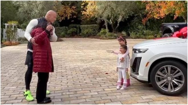 Pour Noël, Dwayne Johnson a offert une énorme voiture à sa mère