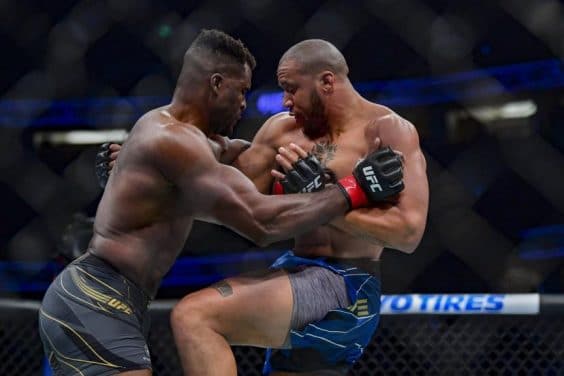 Francis Ngannou domine Ciryl Gane et conserve son titre des poids lourds de l’UFC