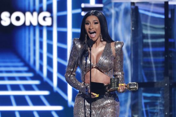 Cardi B : une photo de son passé sulfureux affole la Toile