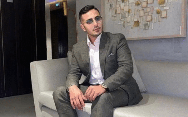 L’arnaqueur de Tinder : Simon Leviev s’enrichit avec des dédicaces à 176 euros