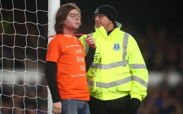Après Liverpool, un militant écologiste s’attache à un poteau de but durant Everton-Newcastle