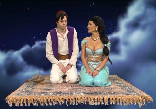 Kim Kardashian et Pete Davidson s'embrassent dans une parodie d'Aladdin dans l'Èmission "Saturday Night Live". New York. Le 30 octobre 2021.