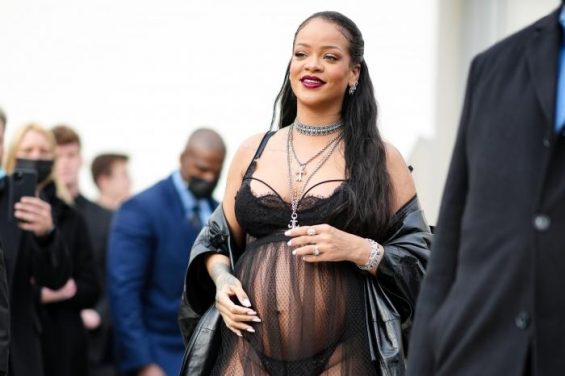 Interpellée par un inconnu lors du défilé Dior, Rihanna le recadre sèchement