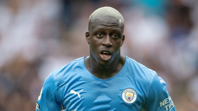 Benjamin Mendy distribue de la nourriture à des enfants devant un supermarché