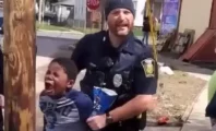 Un garçon de huit ans se fait arrêter par la Police pour avoir volé un paquet de chips