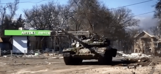 Un char russe drifte dans les rues de Marioupol en Ukraine