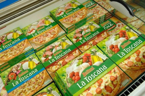 2BF7WC6 Buitoni,frozen food Photo by Alamy/ABACAPRESS.COM Savelli Jean-Pierre Peter Savelli Jean-Pierre Peter Alimentation Alimentation nourisson Bebe Bebes Baby Babies Drinking Thermos Gobelet Verre Canette Bouteille Boire Bottle Drink Boisson Beverage Commerce Business Commerce et service Business and Service Childs Children Kids Kid Enfants Enfant Child Glace (nature) Ice Lait Milk Pizza Pizza Grande distribution Supermarche Grande surface Large retail Supermarket Pluie Goutte d'eau Gouttes d'eau Rain Water droplet Water droplets Water Eau | 804459_002