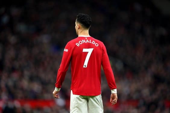 Liverpool – Manchester United : les supporters applaudissent Cristiano Ronaldo endeuillé