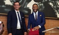 Mokobé reçoit la médaille de sa ville des mains du maire Pierre Bell-Lloch