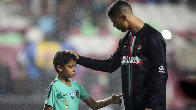 Cristiano Ronaldo répond à ceux qui critiquent le look de son fils aîné de la meilleure des façons