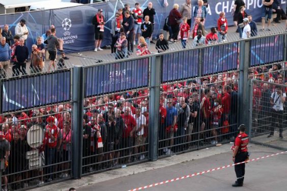 TOPSHOT - Liverpool fans stand outside prior to the UEFA Champions League final football match between Liverpool and Real Madrid at the Stade de France in Saint-Denis, north of Paris, on May 28, 2022.  (Photo by Thomas COEX / AFP)