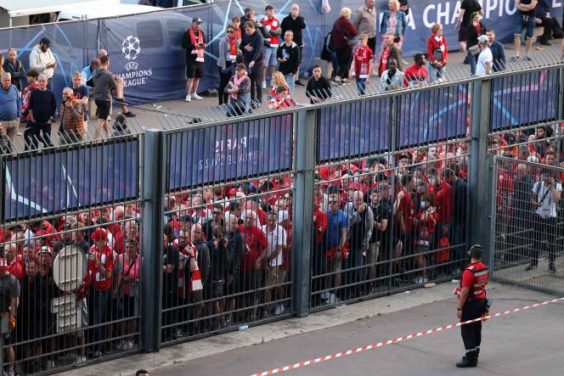 TOPSHOT - Liverpool fans stand outside prior to the UEFA Champions League final football match between Liverpool and Real Madrid at the Stade de France in Saint-Denis, north of Paris, on May 28, 2022. (Photo by Thomas COEX / AFP)