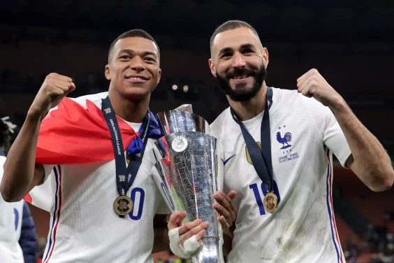 Kylian Mbappé s’exprime sur Karim Benzema concernant son choix de prolongation au PSG